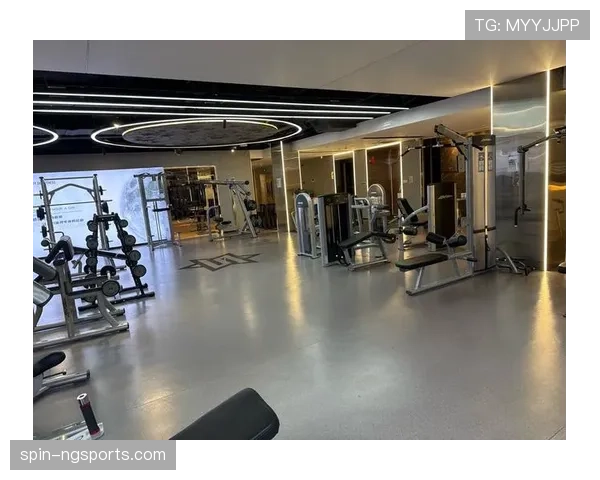 郑赛赛的日常：凌晨四点健身房打卡，咖啡当水喝，这谁跟得上啊
